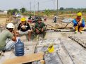 Satgas TMMD dan Warga Diburu Deadline Pembangunan Jembatan 