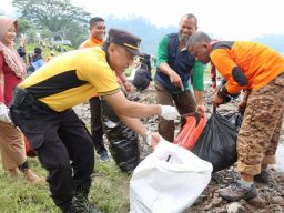 Polres Ponorogo Gandeng TNI dan Relawan Gotong Royong Bersihkan Sampah di Telaga Ngebel