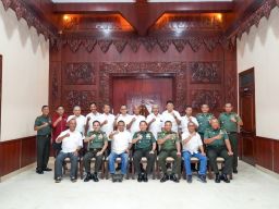 Mayjen TNI Rafael Terima Penghargaan Prapanca Award dari PWI Jatim