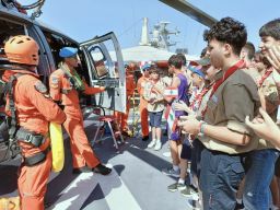 Crew Heli HS-1305 Kenalkan Alutsista Pesawat TNl AL Kepada Pelajar Lebanon