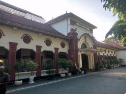 Sebanyak 800 Ribu Besek Daging Dibagikan PN Surabaya