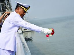 Peringati Hari Pahlawan, Wakil Komandan Puspenerbal Ikuti Upacara Tabur Bunga di Laut