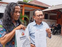 Tim Hukum Cabup Kediri Deny - Mudawamah Laporkan Dugaan Pelanggaran Kampanye