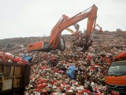 Pergantian Alat Berat di TPA Burangkeng Timbulkan Tanda Tanya