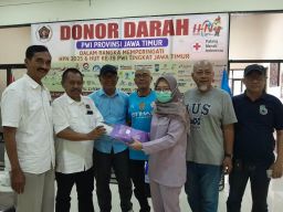 Puluhan Polisi dan TNI Ikuti Donor Darah PWI Jatim