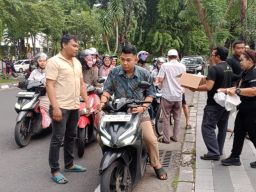 AWS Tebar Kebaikan: 200 Paket Takjil Dibagikan kepada Pengguna Jalan