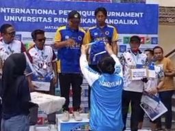Dosen dan Mahasiswa Unesa Beri Kado Istimewa Saat Diesnatslis ke 61