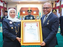 Ketua Umum PWI Pusat Akhmad Munir Dianugerahi Gubernur Jatim Lencana Kehormatan “Jer Basuki Mawa Beya”