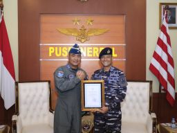 Kepala Dinas Penerangan Angkatan Laut Terima Brevet Kehormatan Penerbangan TNl AL