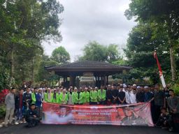 Kejutan dari Jawa Tengah, Ratusan Mahasiswa Ziarah ke Makam Soeharto