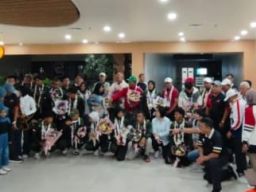 Pulang Membawa Sejarah, Timnas Petanque Indonesia Disambut Meriah di Bandara Juanda