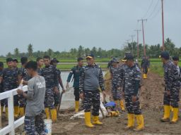 Komandan Kodaeral XI Bersama Prajurit Bangun Jembatan Di Kampung Sermayam II