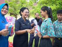 Rayakan HUT Yayasan Hang Tuah, Ketua Daerah Kodaeral IX Gabungan Jalasenastri Koarmada RI Berikan Kejutan