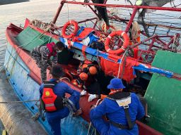 Personel Lanal Aru Terlibat Proses Evakuasi Jenazah Korban Laka Laut KM. Indo Perkasa 03