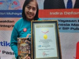 54 Tahun, Kembali ke Bangku Kuliah: Roose Meery Menolak Tua untuk Belajar