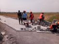 Babinsa Koramil 0816/17 Gedangan Membantu Satgas TMMD ke 106