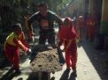 Kedekatan Satgas TMMD Kodim 0816 Dengan Siswa SDN Kupang