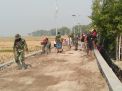 Untuk Mencapai Target Tim TMMD ke 106 Melakukan Lembur Bersama Warga