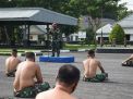 PRAJURIT BATALYON ARHANUD 2 MARINIR LAKSANAKAN JAM KOMANDAN