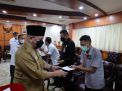 Ketua DPD RI Serahkan THR Kepada Pegawai di Lingkungan Sekjend DPD RI