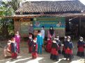 Anggota Polres Sampang Beri Bantuan Siswa PAUD Al Hamidy