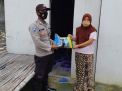Bripka Mohammad Hoiri Sisihkan Gaji Bantu Warga Terdampak Covid-19