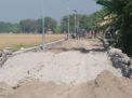 Anggota Satgas Bantu Pemasangan Paving Di Lokasi TMMD Desa Kupang