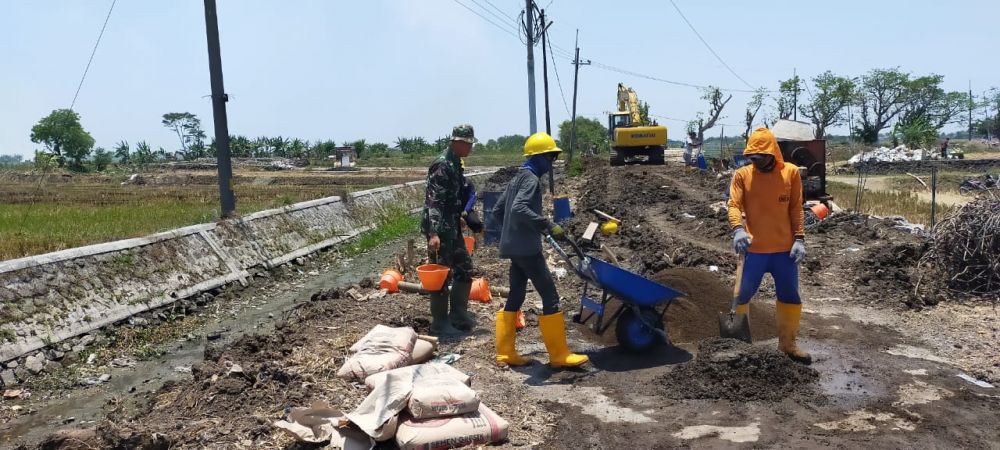 Kerahkan Alat Berat UNTUK Percepat TMMD 106