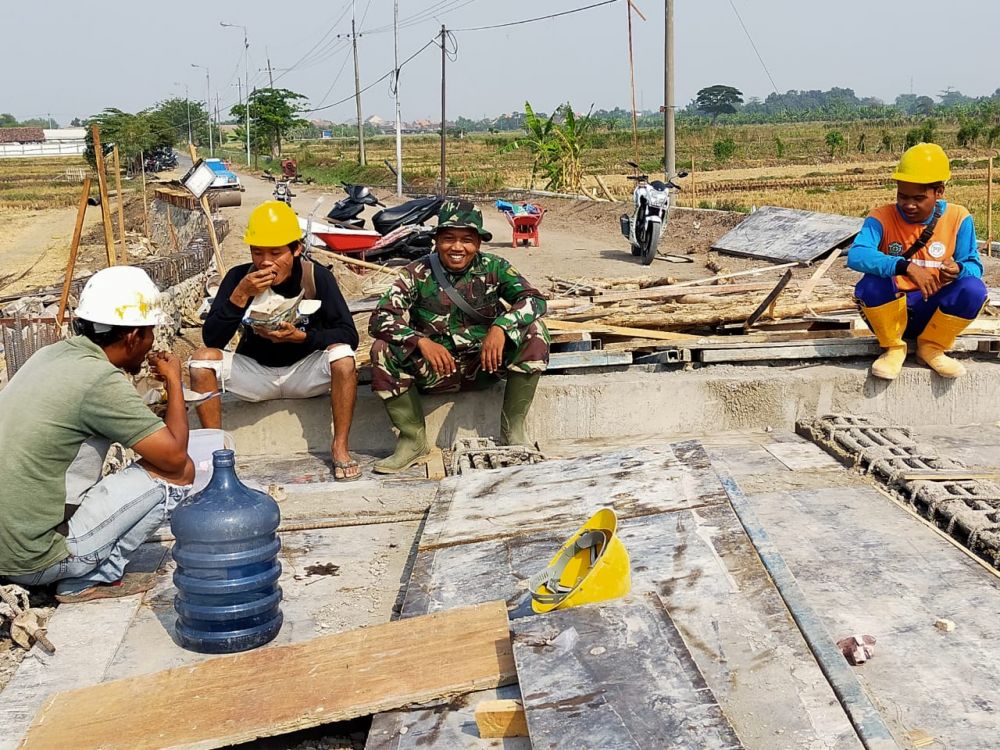 Satgas TMMD dan Warga Diburu Deadline Pembangunan Jembatan 