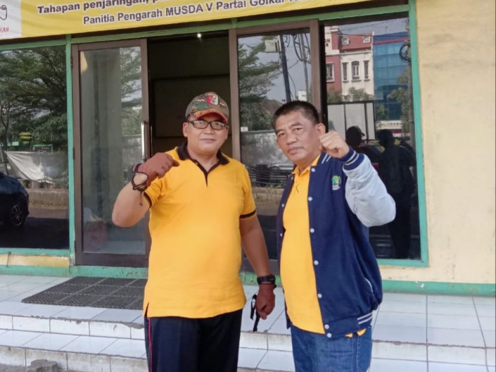 Wakil Ketua DPD Partai Golkar Kota Bekasi, Maryadi (kiri)