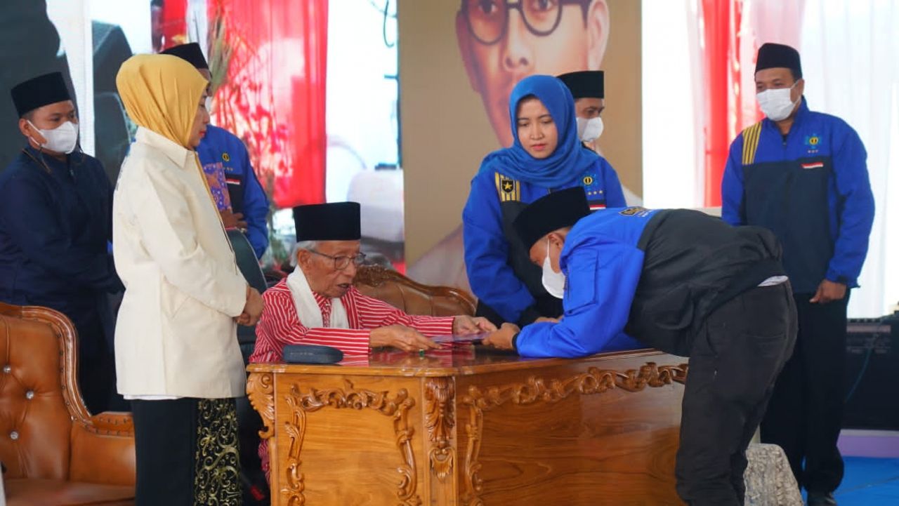 Pemuda Ponpes Shiddiqiyyah Jombang Bagikan 66 Rumah Gratis untuk Warga Miskin