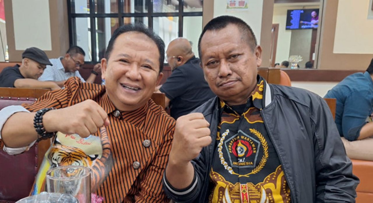 Bupati Jember Hendy Siswanto bersama Ketua PWI Jatim Lutfil Hakim di PWI pusat