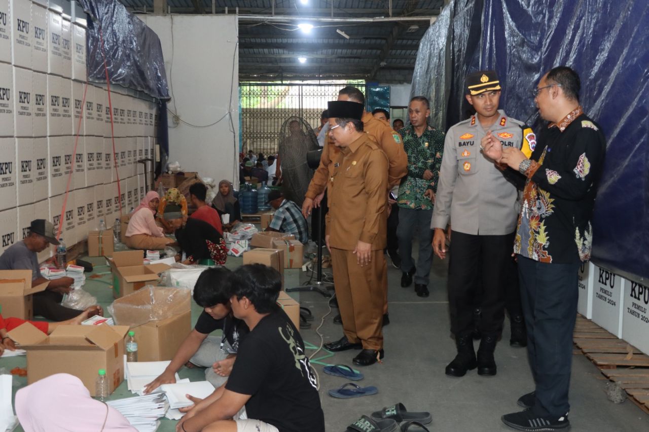 Pastikan Logistik Pemilu Aman, Kapolres Pasuruan bersama Forkopimda Tinjau Gudang Logistik