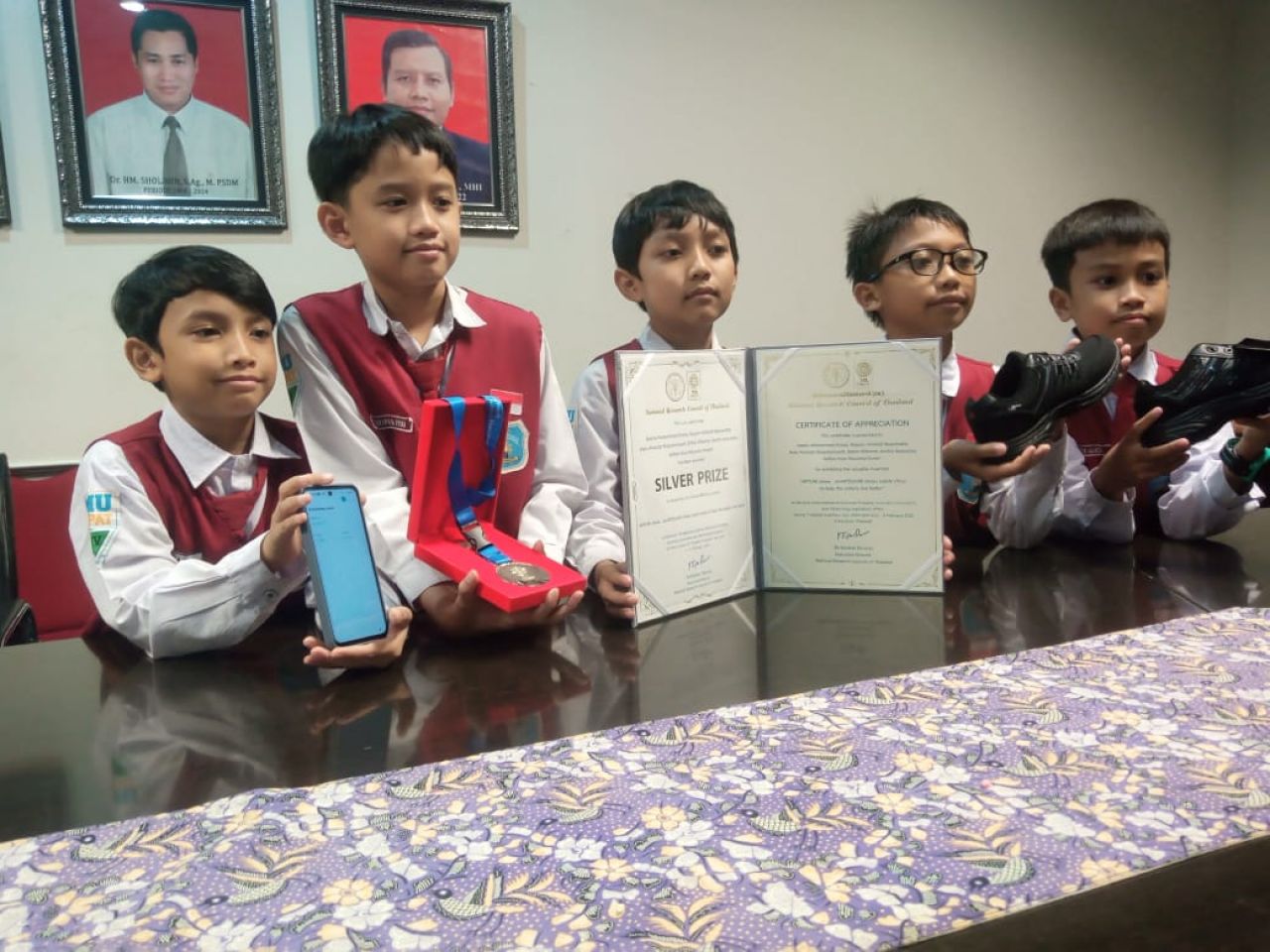 Lima SD Muhammadiyah 4 Raih Silver Medal Lomba Innovation and Technology di Bangkok