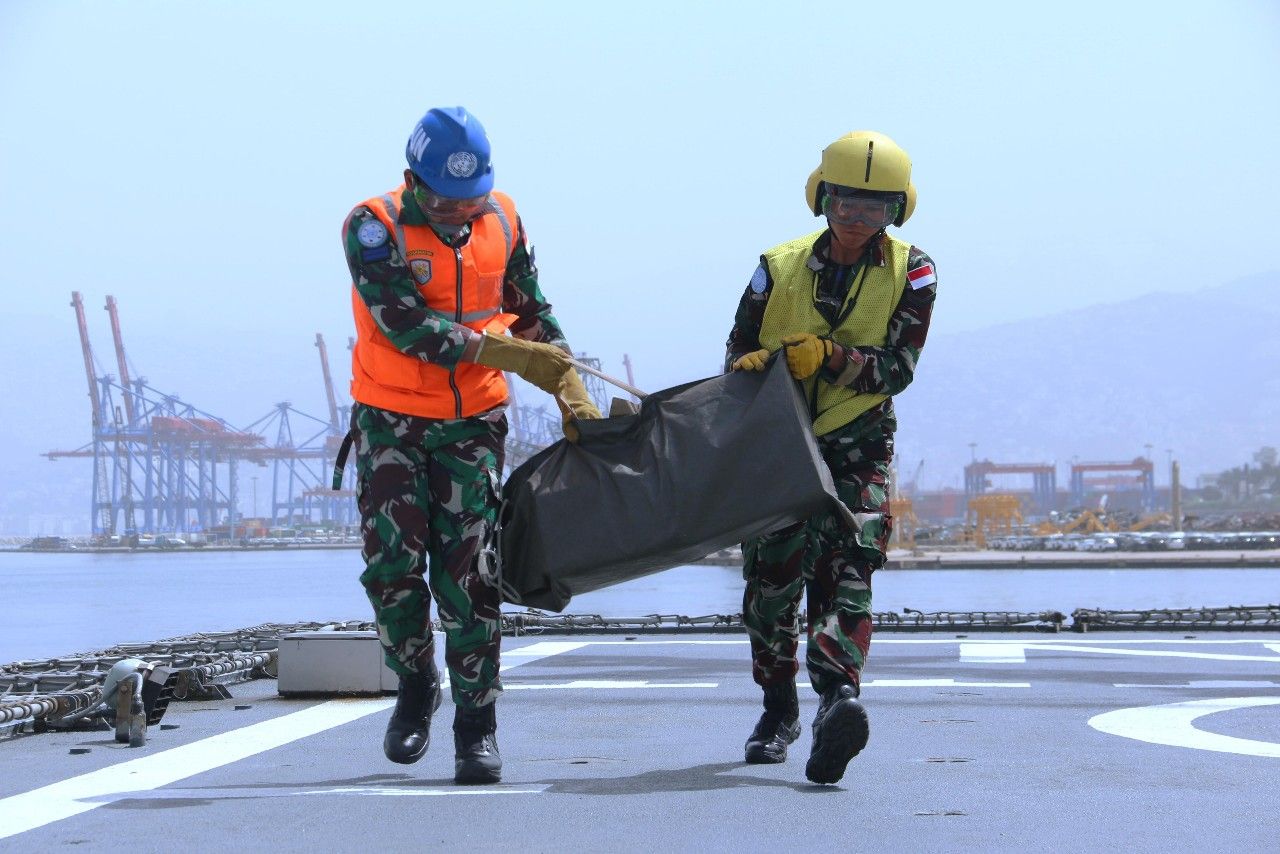 Crew HS-1305 Gelar Simulasi Vertical Replenishment dengan KRI Diponegoro-365