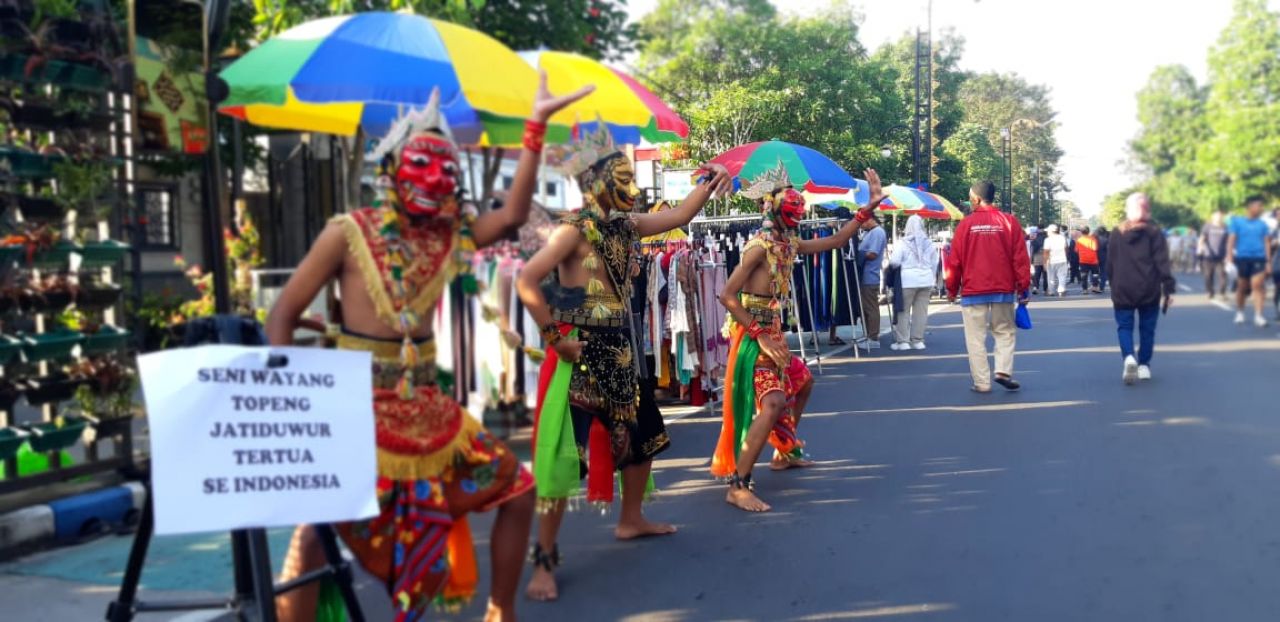 Suasana sosialisasi Seni Wayang Topeng Jati Duwur di arena CFD Jombang