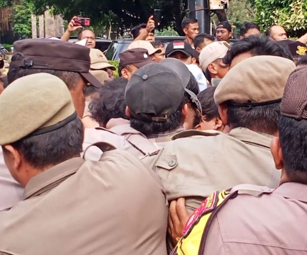 Sejumlah aparat kepolisian saat mengamankan aksi massa di DPRD Kota Bekasi.