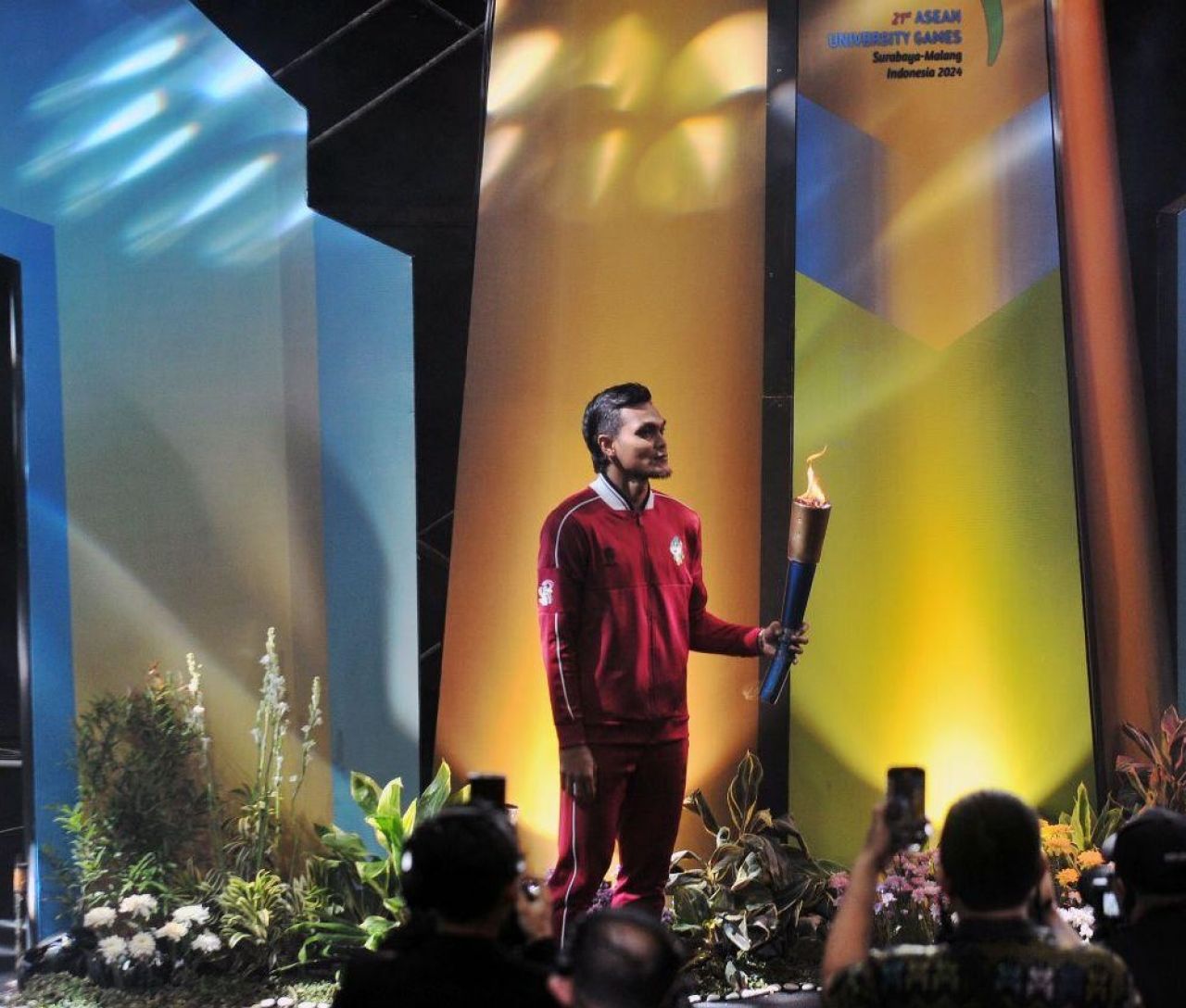 Rahmat Irianto Mahasiswa UNESA Pembawa dan Penyulut Api ASEAN University Games XXI