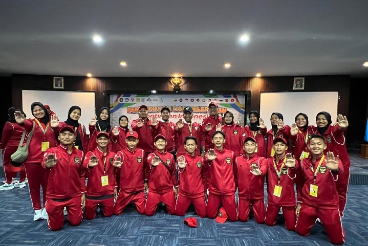 Prof. Dr. Nurhasan tengah (bertopi) foto bersama atlet indonesia saat pelepasan atlet kontingen Indonesia