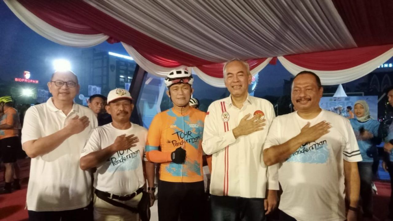 Ketua KONI Jatim Melepas Peserta Tour de Panderman Hari Bhayangkara ke-78