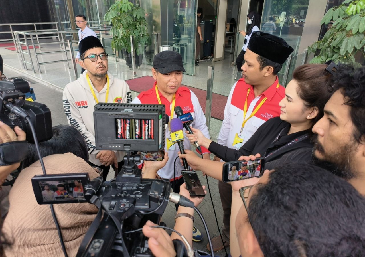 Ketua Umum PMPRI saat memberikan keterangan kepada sejumlah awak media di gedung Merah Putih KPK, Senin (1/7/2024) Foto: Edar HNN