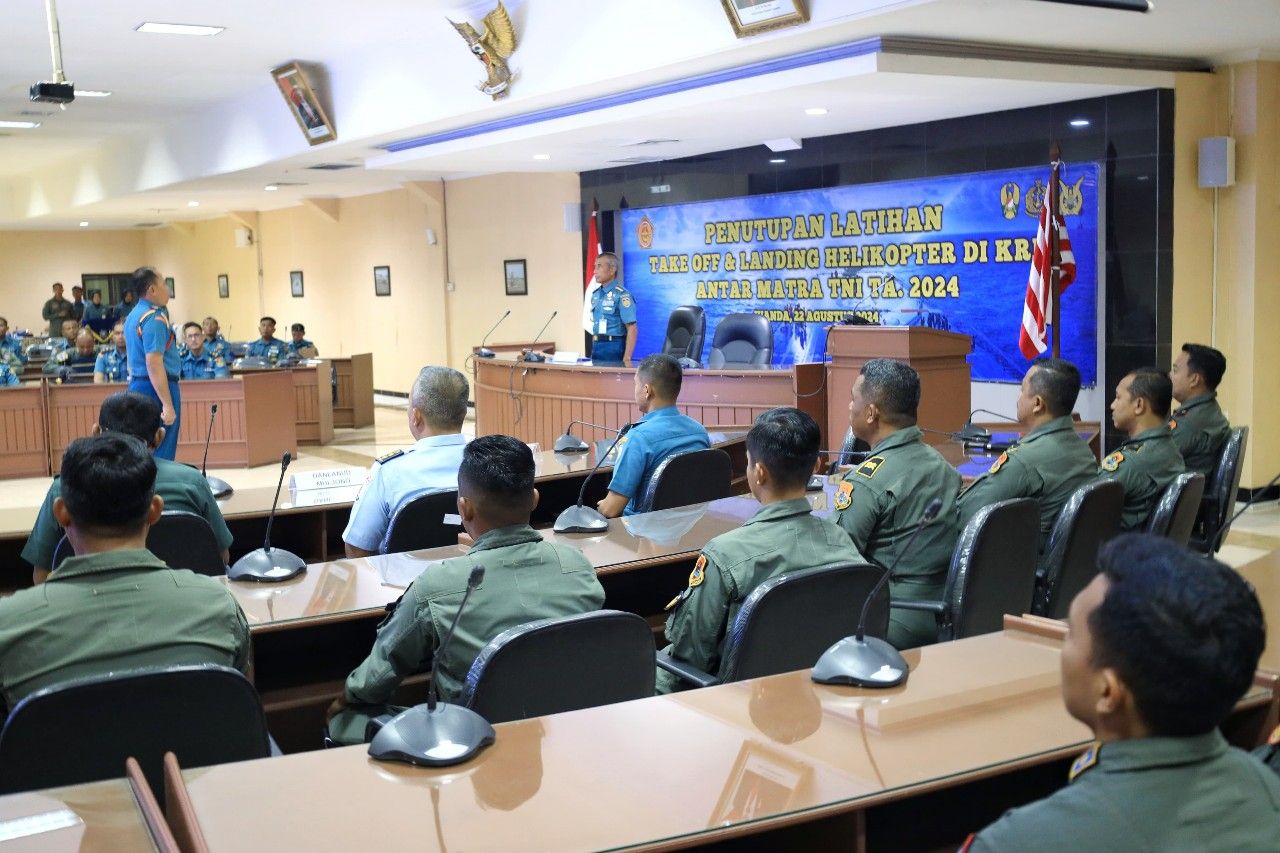 Puspenerbal Gelar Briefing Akhir dan Penutupan Latihan Take off dan Landing Helikopter di KRl Trimatra 2024