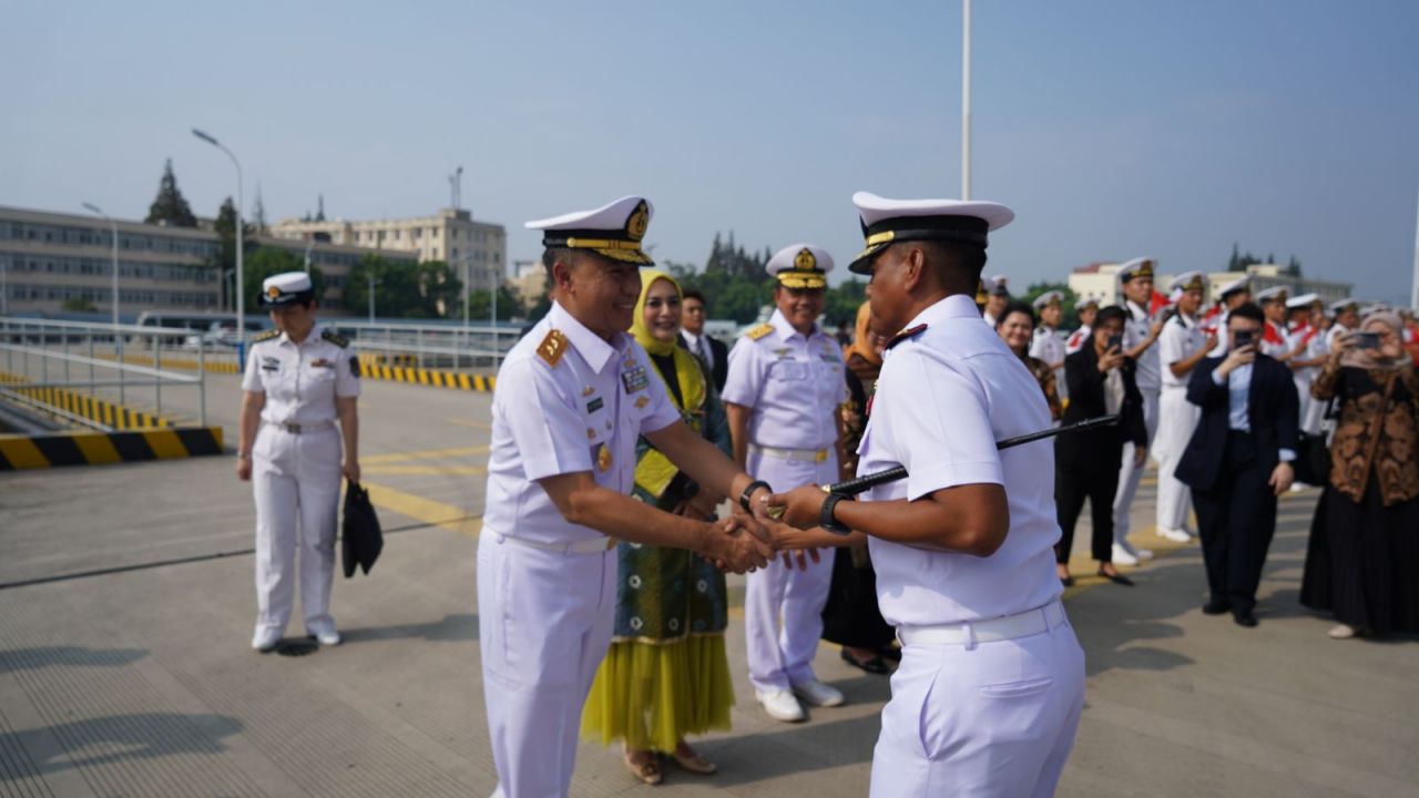 KRI Bima Suci Tiba Di China