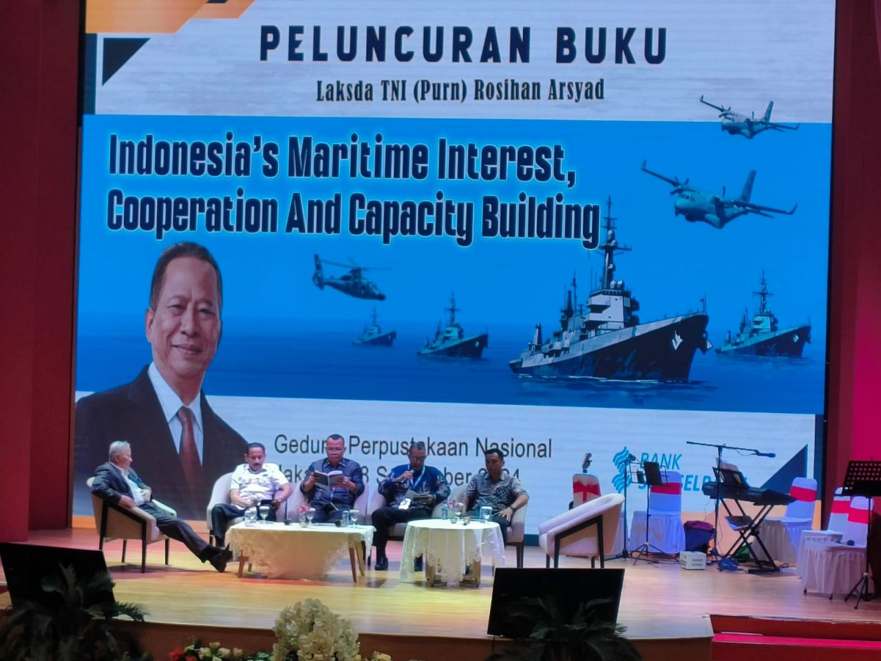 Sejumlah tokoh militer, seperti Laksamana TNI (Purn) Tedjo Edhy Purdijatno, Laksamana Madya (Purn) Freddy Numberi dan tokoh lainnya menghadiri peluncuran buku karya Laksamana Muda TNI (Purn) Rosihan Arsyad.