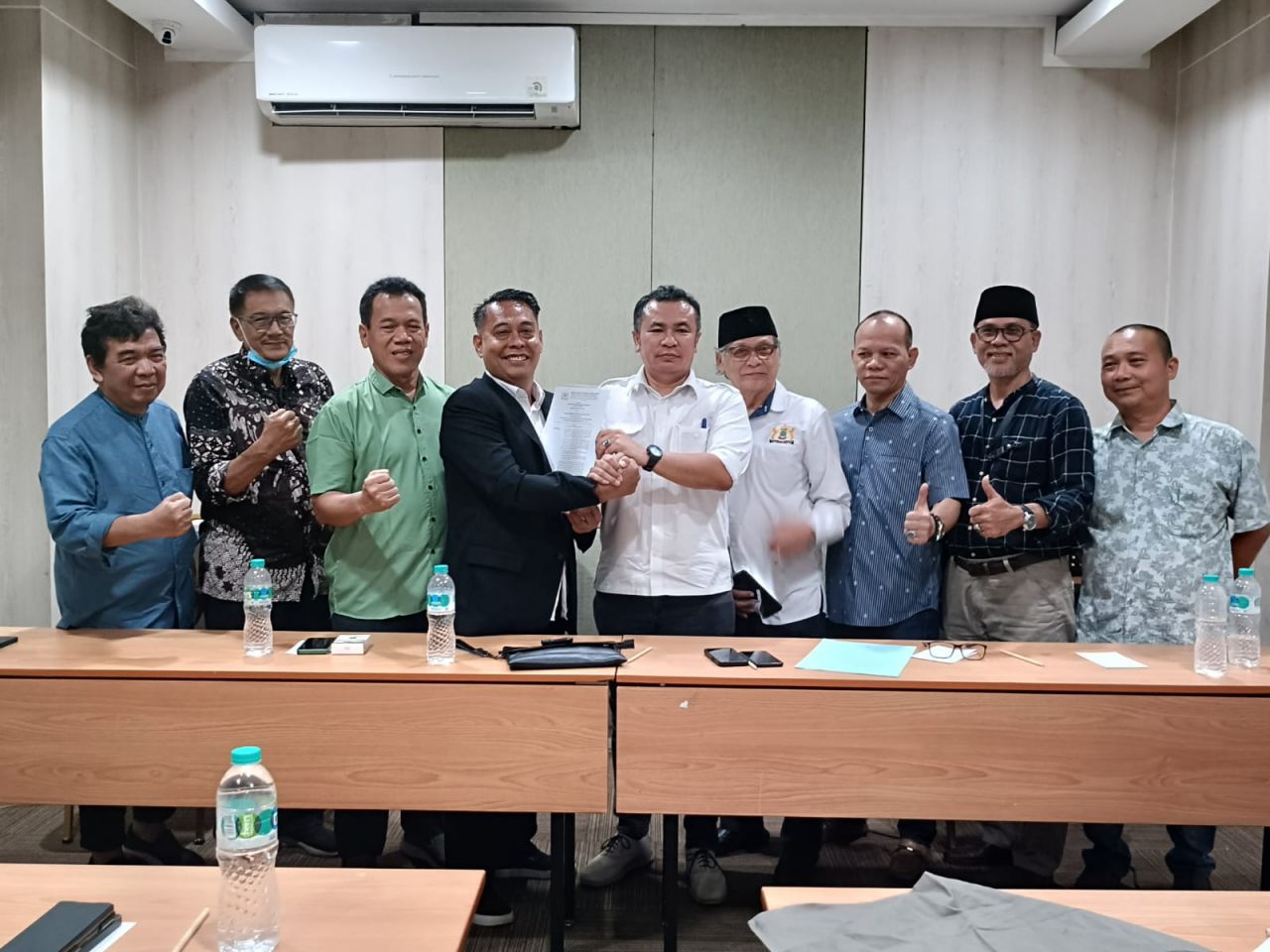 Qadar Ruslan Siregar saat menerima SK Pj Ketua  Kadin Kota Bekasi