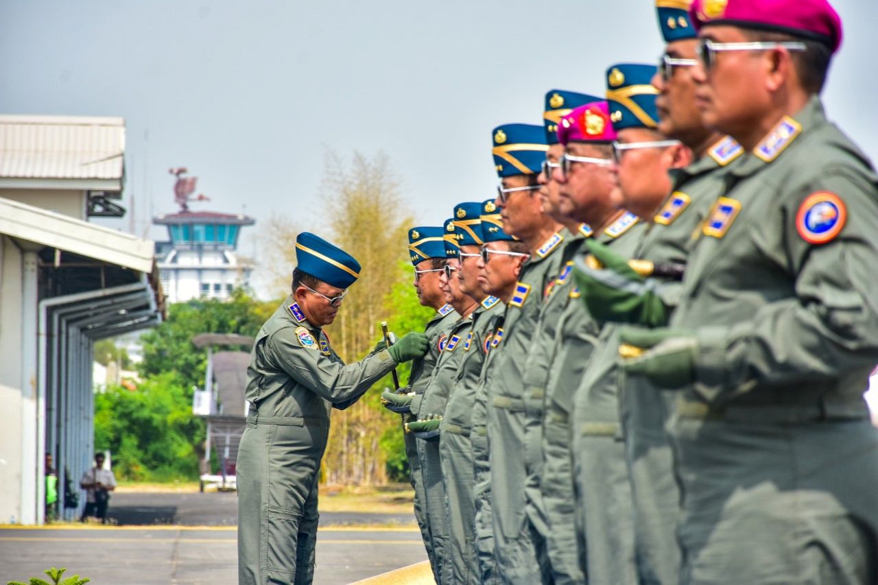 11 Pati TNl AL Terima Brevet Kehormatan Penerbangan TNl Angkatan Laut