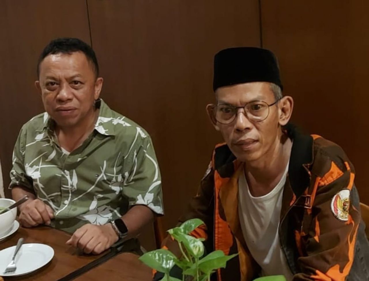 Sekretaris Majelis Pimpinan Cabang Pemuda Pancasila Kota Surabaya, H. Baso Juherman, SP, SH, M.HP (kiri), Kabid organisasi MPC Pemuda Pancasila Kota Surabaya, Samsurin (kanan)