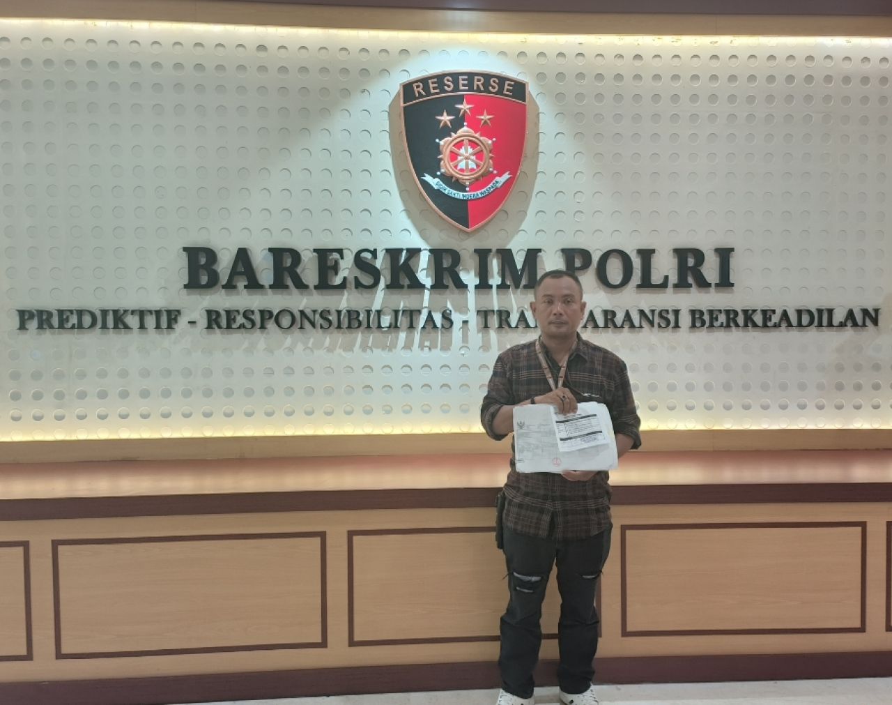 Mandor Baya saat menyambangi gedung Bareskrim Polri Jakarta, (15/11/2024). Foto: Edr
