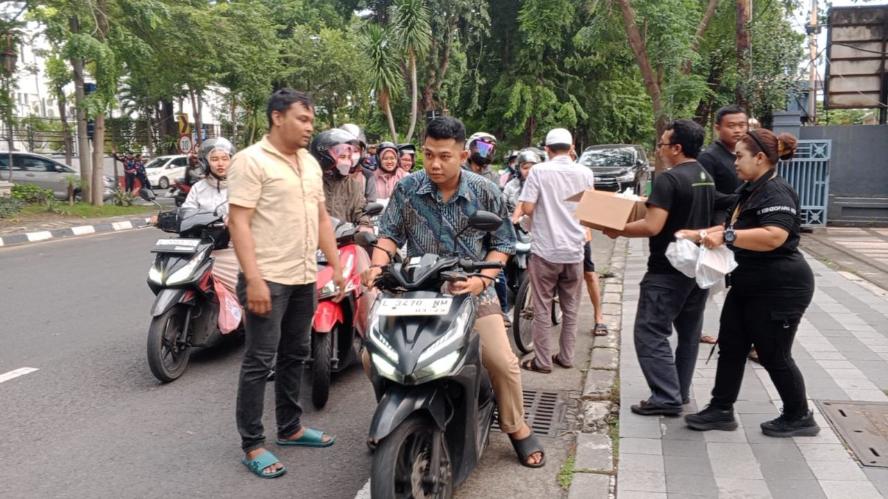 AWS Tebar Kebaikan: 200 Paket Takjil Dibagikan kepada Pengguna Jalan