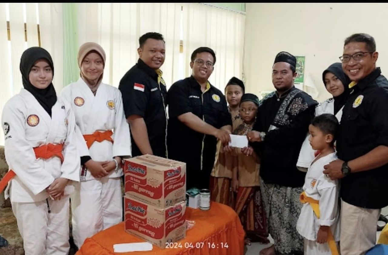 Berbagi di Bulan Ramadan, Jujitsan Dojo Wijaya Putra Bagikan Takjil dan Santuni Yatim Piatu